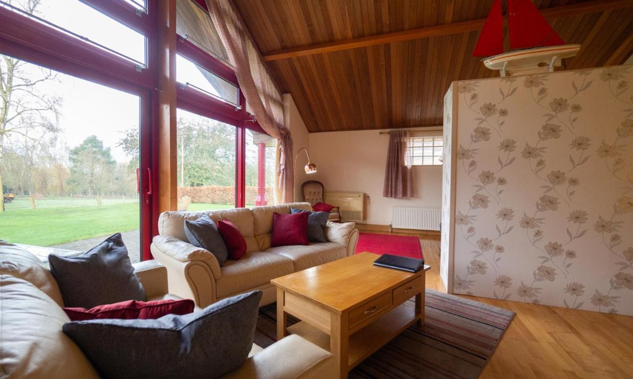 נורוויץ'' Surlingham Lodge Studio Large Family Cottage מראה חיצוני תמונה