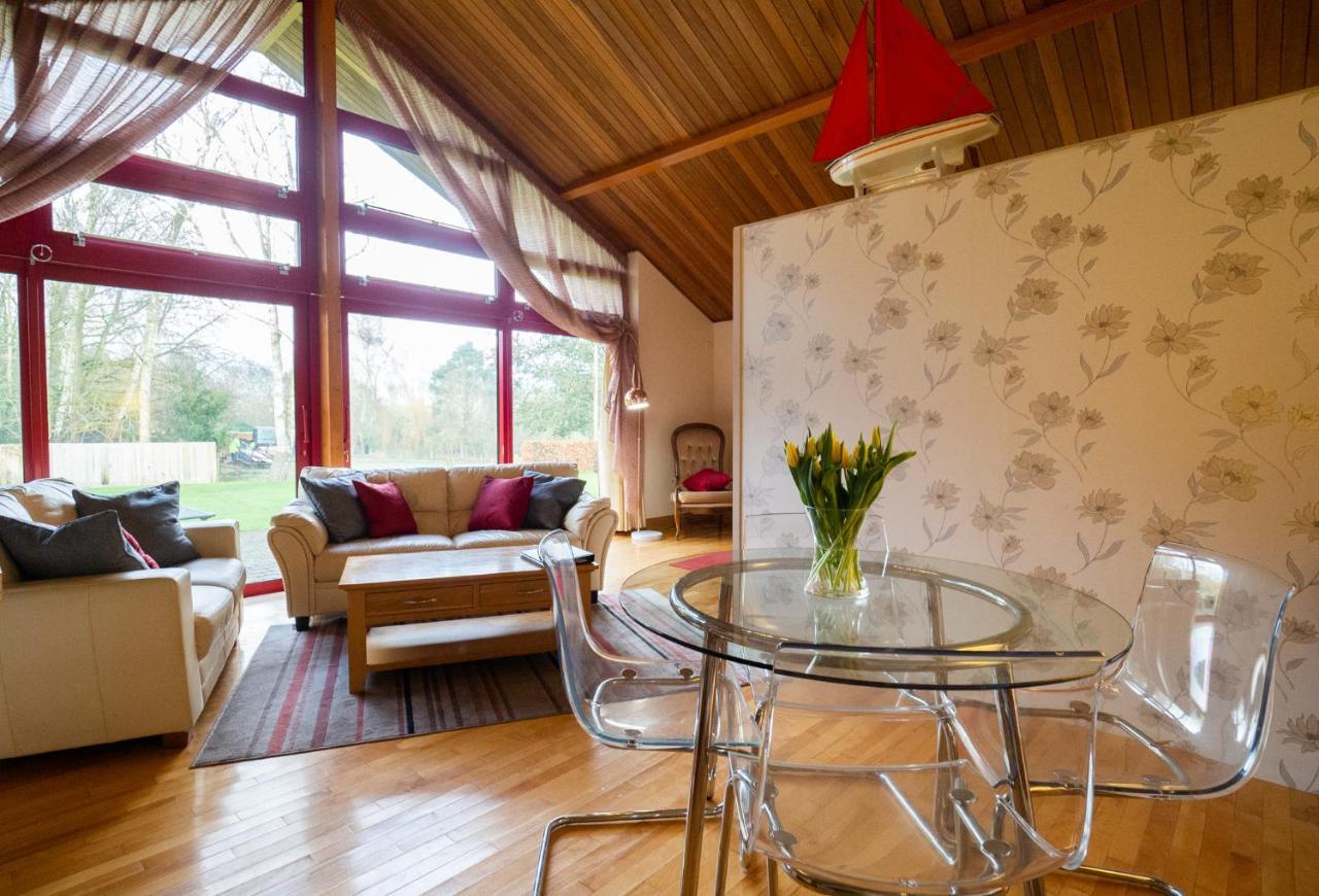 נורוויץ'' Surlingham Lodge Studio Large Family Cottage מראה חיצוני תמונה