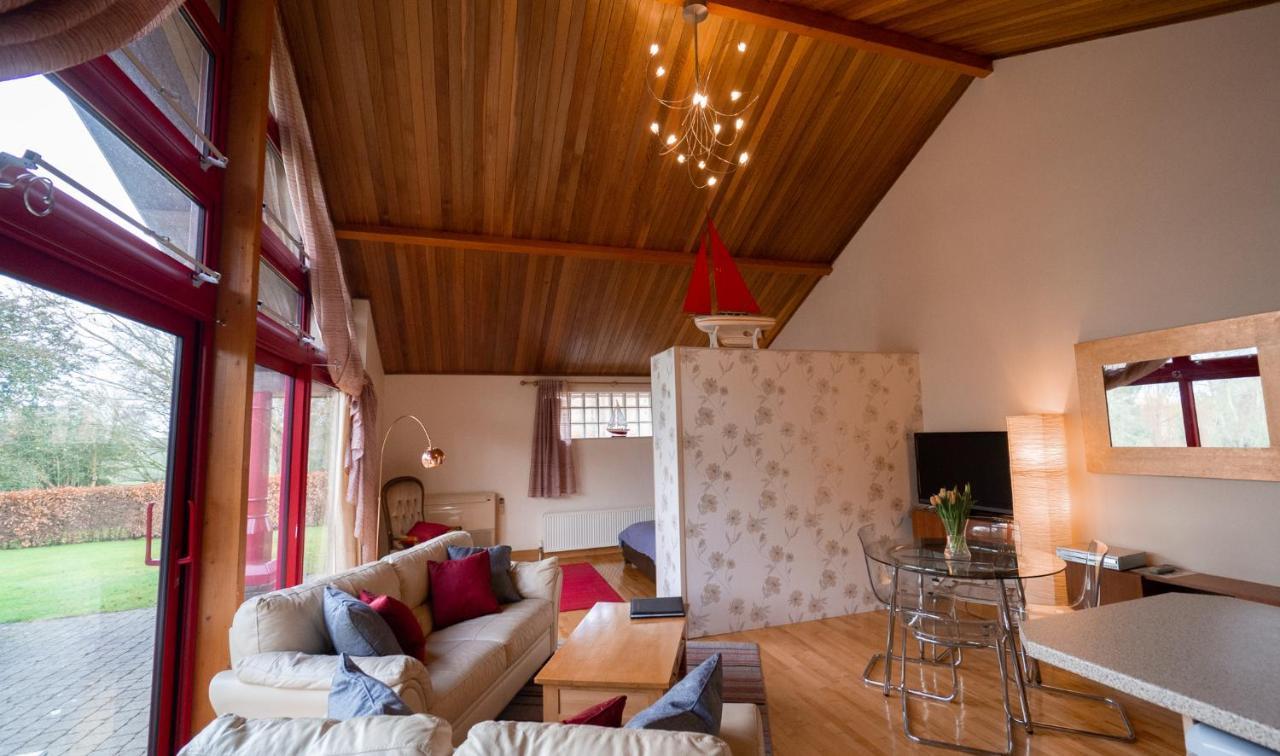 נורוויץ'' Surlingham Lodge Studio Large Family Cottage מראה חיצוני תמונה
